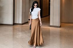 Chân váy lụa đang là 'vũ khí' mặc đẹp đầu Thu: 5 công thức ai cũng có thể áp dụng