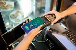 Từ nay, cá nhân mắc vi phạm này khi dùng ví điện tử, tài khoản ngân hàng có thể bị phạt nặng đến 100 triệu đồng