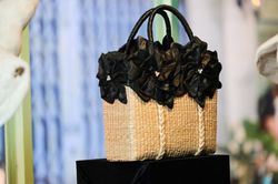 NTK Võ Việt Chung đưa Lãnh Mỹ A vào đời sống thường nhật qua dòng túi xách thủ công độc đáo