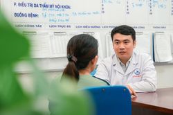 Biến chứng sau làm đẹp, người phụ nữ phải ghép da phục hồi mi mắt