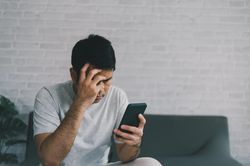Vợ l&ecirc;n mạng b&ecirc;u riếu chồng kh&ocirc;ng c&oacute; tiền, cầu xin bạn nhậu 'tha' cho t&ocirc;i