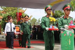 Quảng Trị truy điệu, an t&aacute;ng 13 h&agrave;i cốt liệt sỹ t&igrave;m thấy ở khu vực C&acirc;u Nhi