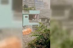 D&acirc;n Nepal bất lực trước lũ b&ugrave;n kinh ho&agrave;ng ầm ầm lao đến như tử thần