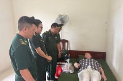 Cứu du khách người Mỹ ngã quỵ ở Cửa khẩu quốc tế Lao Bảo