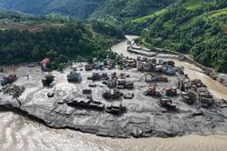 Tảng băng to bằng 28 s&acirc;n b&oacute;ng 'tr&ecirc;n trời rơi xuống' g&acirc;y lũ qu&eacute;t tử thần ở Nepal