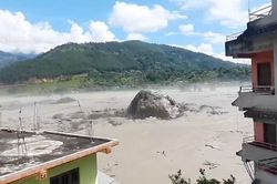 Video khoảnh khắc lũ bùn như sóng thần cuốn trôi đá khổng lồ