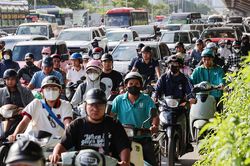 Rời Hà Nội trước giờ tan tầm, người dân vẫn 'dính' tắc đường trước kỳ nghỉ 2/9