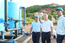Dân xách xô chờ 'tiếp tế' nước sạch giữa trưa nắng: Tiến độ cấp nước đến đâu?