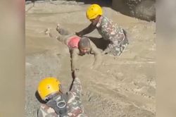 Video cứu nạn nhân khỏi đường hầm ngập bùn sau lũ quét kinh hoàng ở Nepal