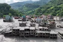 Nepal chạy đua cứu hộ sau lũ quét, hàng trăm du khách nước ngoài vẫn mất tích
