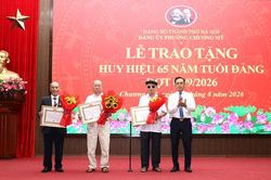 Chương Mỹ trao huy hiệu đảng cho 102 đảng viên