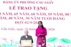 Cầu Giấy trao tặng 344 Huy hiệu Đảng đợt 2-9