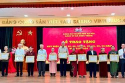 Xã Phúc Thịnh trao Huy hiệu Đảng tặng 142 đảng viên
