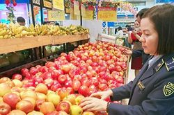 H&agrave;ng ngoại 'n&uacute;p b&oacute;ng' h&agrave;ng Việt, quyền lợi người ti&ecirc;u d&ugrave;ng v&agrave; doanh nghiệp bị ảnh hưởng
