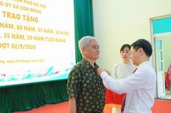 X&atilde; Sơn Đồng trao Huy hiệu Đảng cho 69 đảng vi&ecirc;n dịp Quốc kh&aacute;nh 2-9