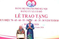 Đảng uỷ x&atilde; Cổ Đ&ocirc; tổ chức trao tặng Huy hiệu Đảng đợt 2-9
