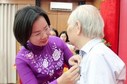 Đảng bộ MTTQ Việt Nam TP Hà Nội trao Huy hiệu Đảng tặng 19 đảng viên