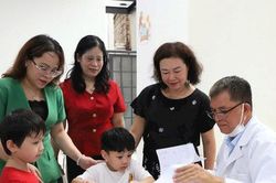 Phường Cửa Nam đảm bảo tiến độ khám sức khỏe cho học sinh trước ngày khai giảng