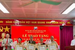 Xã Hát Môn trao tặng, truy tặng Huy hiệu Đảng đợt 2-9