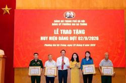Phường Hai Bà Trưng trao Huy hiệu Đảng cho 148 đảng viên đợt 2-9