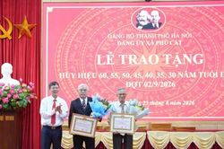 X&atilde; Ph&uacute; C&aacute;t trao tặng Huy hiệu Đảng đợt 2-9