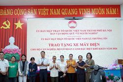 X&atilde; Thường T&iacute;n: Trao tặng xe m&aacute;y điện, 'tiếp sức' hộ cận ngh&egrave;o