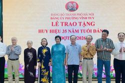 Phường Vĩnh Tuy trao Huy hiệu 35 năm tuổi Đảng tặng 89 đảng vi&ecirc;n