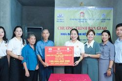 Quốc Oai trao tặng 'Nh&agrave; Đại đo&agrave;n kết', tiếp sức hộ cận ngh&egrave;o