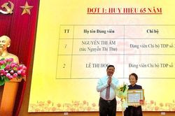 273 đảng vi&ecirc;n phường &Ocirc; Chợ Dừa được trao tặng Huy hiệu Đảng đợt 2-9