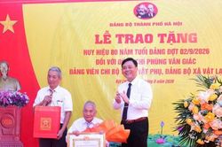 Trao Huy hiệu 80 năm tuổi Đảng tặng đảng viên xã Vật Lại
