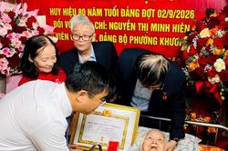 Phường Khương Đình trao Huy hiệu 80 năm tuổi Đảng tặng đảng viên lão thành