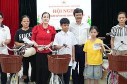 Phường Văn Miếu - Quốc Tử Gi&aacute;m: Tặng xe đạp cho học sinh vượt kh&oacute; vươn l&ecirc;n