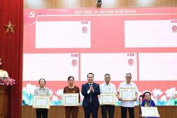 Được trao Huy hiệu Đảng l&agrave; niềm vinh dự lớn lao với mỗi đảng vi&ecirc;n