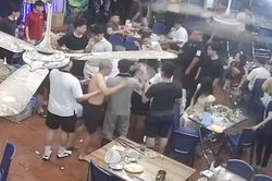 Hà Nội: Nhóm thanh niên trêu ghẹo cô gái, hành hung người bạn trai ngay giữa quán ăn ở Hà Nội