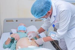 Cụ &ocirc;ng 93 tuổi mang khối u tuyến tiền liệt 143g, k&egrave;m tho&aacute;t vị bẹn được phẫu thuật th&agrave;nh c&ocirc;ng