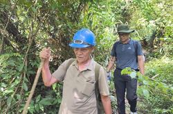 Cựu binh 77 tuổi dẫn đường tìm 3 hài cốt đồng đội giữa rừng sâu