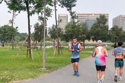 Nam giới cần tránh gì trong những ngày nghỉ lễ để bảo vệ sức khỏe?