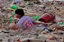 Kinh ho&agrave;ng cảnh nạn nh&acirc;n trận lũ qu&eacute;t ở Nepal bơi trong đống hoang t&agrave;n