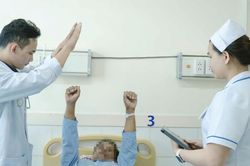 Đột quỵ khi đang l&agrave;m đồng, b&aacute;c sĩ khuy&ecirc;n kh&ocirc;ng bỏ lỡ 'giờ v&agrave;ng'