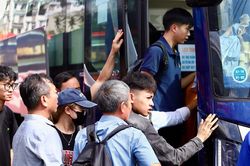 Trước nghỉ lễ 2/9: C&aacute;c bến xe đ&ocirc;ng kh&aacute;ch, chuyến về miền Trung k&iacute;n chỗ