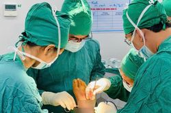 Bệnh viện tuyến tỉnh chạy đua với thời gian nối chân đứt gần lìa cho bệnh nhân