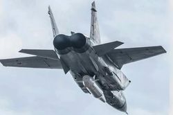 MiG-31K: Vì sao Nga biến tiêm kích đánh chặn thành máy bay mang Kinzhal?