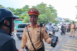Nghỉ lễ, Cảnh sát giao thông Hà Nội 'quét' nồng độ cồn: Đã uống rượu, bia - Không lái xe