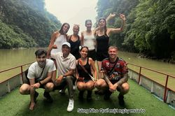 Khách Tây múa 'Việt Nam quê hương tôi' ở Hà Giang gây sốt