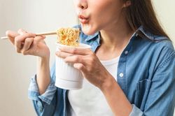 Nếu muốn hai quả thận khỏe, đừng lặp lại 5 thói quen này mỗi ngày