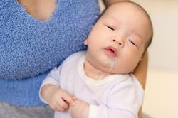 Trẻ trớ sữa có phải do ăn quá nhiều?