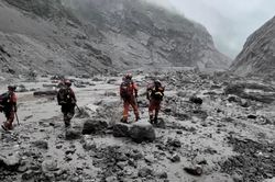 Địa h&igrave;nh hiểm trở cản bước lực lượng cứu hộ tại Nepal