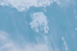 Giây phút sông băng Himalaya sụp đổ trước lũ 'tử thần'