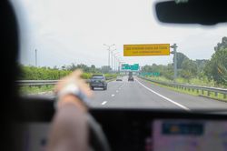 Thử nhiều chiêu 'căn ke' khoảng cách trên cao tốc - có dễ thực hiện?