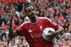 Bàn thắng phút 82 giúp Liverpool thoát thua trước Forest